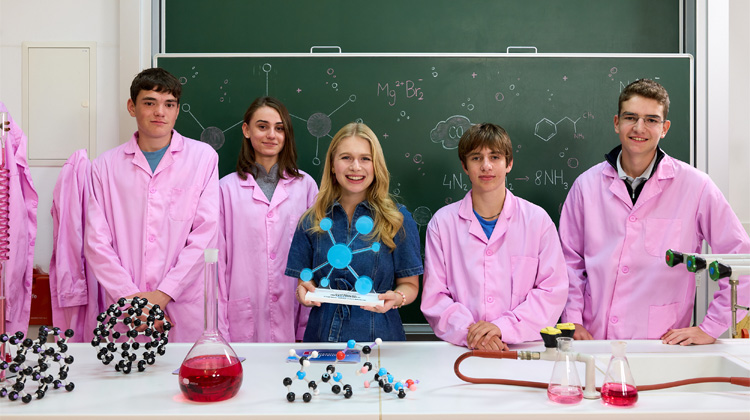 Österreichs Schulen im Chemie-Battle auf JOYN & PULS 4, in Zusammenarbeit mit dem Fachverband der Chemischen Industrie Österreichs (FCIO). | Foto: PULS 4/Pascal Riesinger